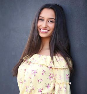 Maya Alvarez-Coyne Receives Young Artists Scholarship