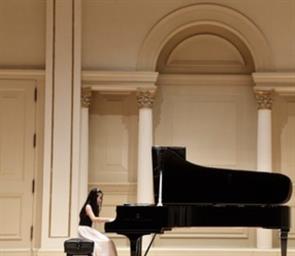 Isabella Sun was a first-prize winner in the 2025  International Music Competition “Paris” Grand Prize Virtuoso